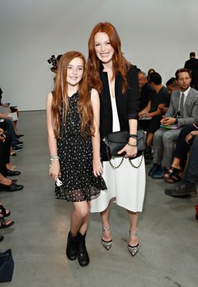 Ista mama: Džulijan Mur sa ćerkom na Nedelji mode