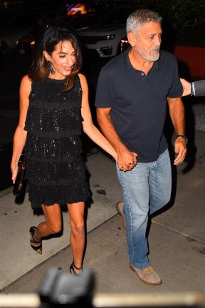 Amal Kluni u maloj crnoj haljini