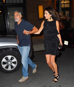 Amal Kluni u maloj crnoj haljini