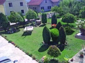 Najlepša bašta Srbije: negovano dvorište u Kotežu (VIDEO)