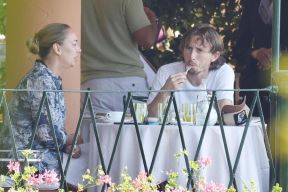Luka Modrić sa suprugom na terasi