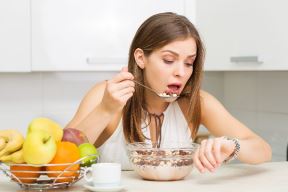zena doruckuje.jpg