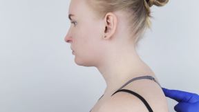 grba na vratu LS-shutterstock_1963526305.jpg