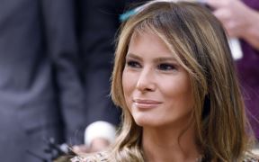 Melanija Tramp u muškom odelu sa kravatom