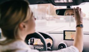 Žena vozi auto