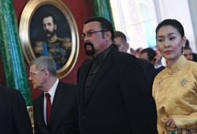 Stiven Sigal sa suprugom Erdenetujom Sigal