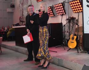Jelena Rozga u kariranoj suknji