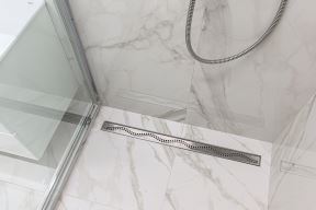 Linearni odvod za tuš
