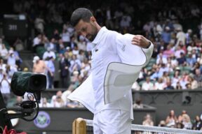 Novak Djoković u belom sakou na Vimbldonu poruka na srpskom