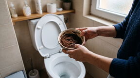 Zašto bi trebalo da bacate talog od kafe u WC šolju