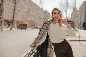 Moderno obučena žena u jesenjoj kombinaciji