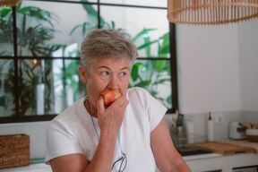 žena jede jabuku