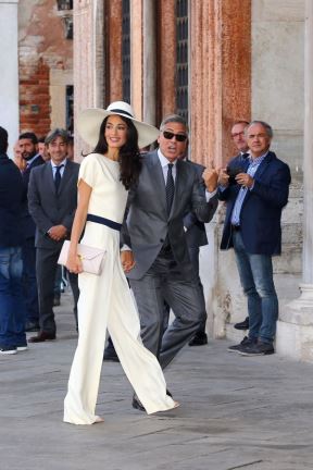 Modni trenutak: Amal Kluni na venčanju u pantalonama (FOTO)
