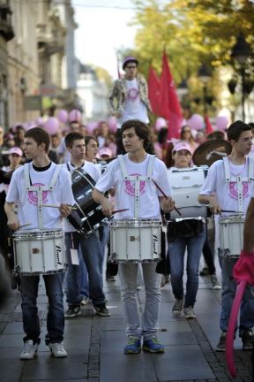 Tradicionalna šetnja Knez Mihailovom ulicom kao znak podrške u borbi protiv raka dojke