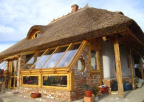 Zemljana arhitektura: kuća od balirane slame je izdržljiva i laka za održavanje