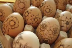 Pripreme za Uskrs: kako da išarate jaja voskom (FOTO + VIDEO)