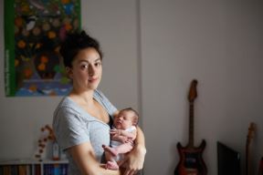 Majčinstvo u prvih 24 sata: neodoljive bebe i mame (FOTO)
