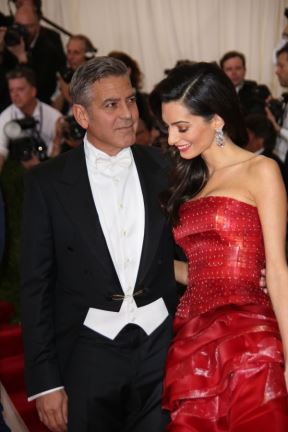 Met Gala 2015: Amal Kluni blistala u vatrenocrvenoj toaleti Džona Galijana (FOTO)