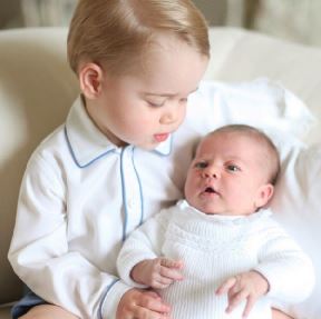 Najslađa kraljevska slika: princ Džordž i princeza Šarlot prvi put zajedno na snimku (FOTO)