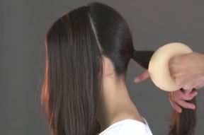 Saveti frizera: kako da napravite letnju opuštenu punđu uz pomoć sunđeraste gumice za kosu (FOTO+VIDEO)