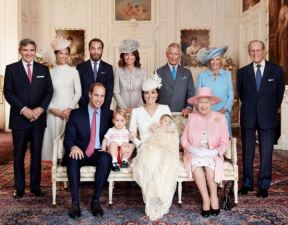 Britanska kraljica i 3 generacije naslednika: zvanične slike krštenja princeze Šarlote snimio je omiljeni fotograf pokojne Lejdi Di (FOTO)