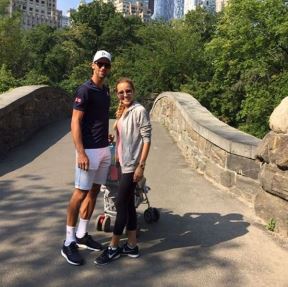 Ovako porodica Đoković uživa u Njujorku: Novak i Jelena u romantičnoj šetnji sa sinom Stefanom (FOTO+VIDEO)
