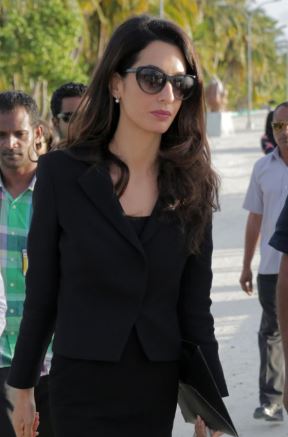 Modni trenutak: poslovni kostim Amal Kluni za posetu Maldivima (FOTO)