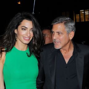 Modni trenutak: Amal Kluni u seksi haljini za otmene dame (FOTO)