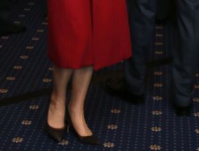 Modni trenutak: princeza Kejt Midlton u mantil-haljini i golih nogu prkosi februarskoj zimi