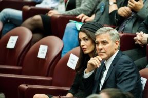 Modni trenutak: evo zašto je Amal Kluni odabrala crninu za susret sa papom u Rimu (FOTO)