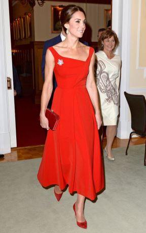 Haljina rasprodata, Kejt Midlton nikad lepša: dama u crvenom u centru kraljevske gala večeri (FOTO)