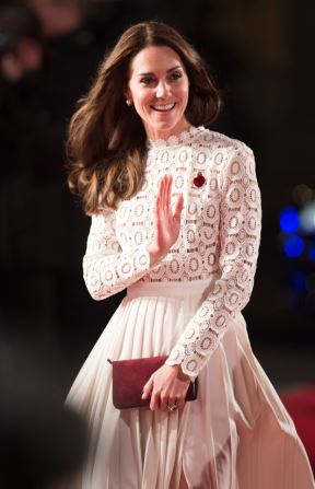 Šokantan šlic i seksi čipka na kraljevskoj haljini zapanjili London: Kejt Midlton na premijeri u holivudskoj modnoj kombinaciji i crvenim cipelicama (FOTO)