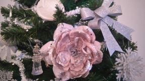 Romantična i jedinstvena jelka u sivo-beloj kombinaciji: zavirite u čarobnu novogodišnju dekoraciju u domu Violete Šutanovac u Nišu (FOTO)