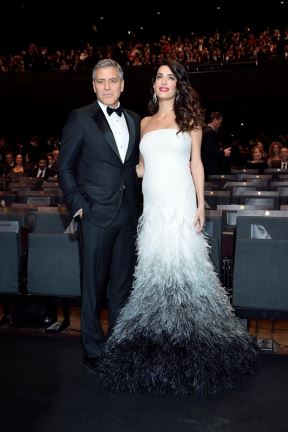 Najmodernija trudnica na svetu pokazala stomačić: Amal Kluni u belom osvojila Pariz (FOTO)