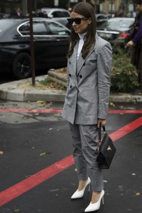 KAKO KOMBINOVATI CRNU ODEĆU I DETALJE OVE JESENI: obucite se kao najmodernije žene iz Pariza (FOTO)