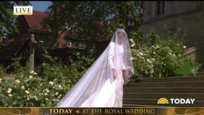 MEGAN MARKL ODUŠEVILA CEO SVET DOK JE HODALA KA OLTARU: pogledajte kako izgleda venčanica nove engleske princeze (FOTO)