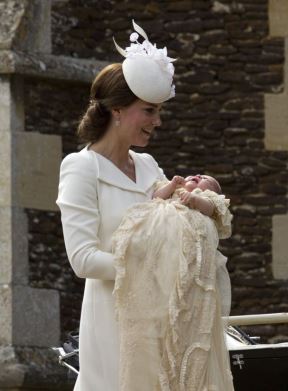 SVAĐA NA INTERNETU! SVI SU BIILI ŠOKIRANI KADA SU VIDELI KEJT MIDLTON: da li je engleska princeza namerno obukla ovu haljinu za kraljevsko venčanje? (FOTO)