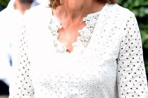 KEJT MIDLTON U SENCI MAJKE: bela mini haljina Kerol Midlton šokirala Vimbldon (FOTO)