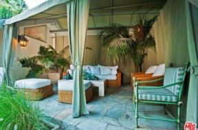 ZAVIRITE U TROPSKI RAJ SANDRE BULOK: tirkizni bazen, palme i luksuzna vila s pogledom na Los Anđeles (FOTO)