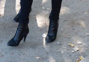 BRIŽIT MAKRON ODRŽALA MODNU LEKCIJU SVIM ŽENAMA: Prva dama Francuske u pantalonama i čizmama koje izdužuju noge (FOTO)