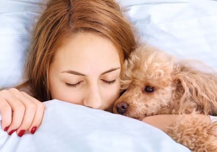 zena spava sa psom