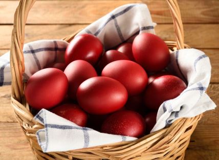 farbana crvena jaja za uskrs.jpg