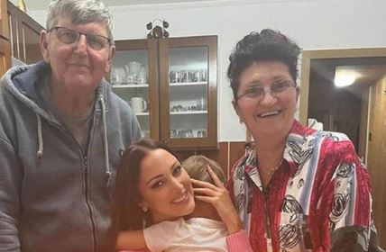 Aleksandra Prijović sa porodicom proslavila 27 rođendan