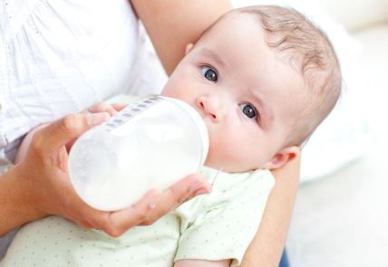 beba pije mleko.jpg