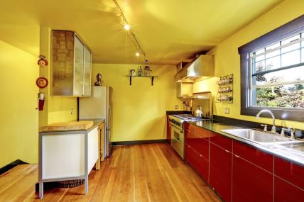 Žut plafon u kuhinji