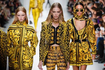 versace moda haljine FashionStock com-min.jpg