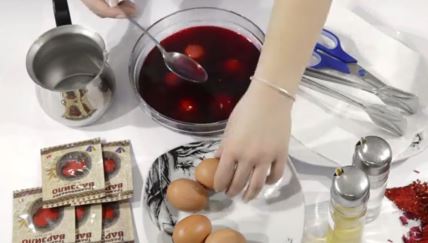 Farbanje jaja varzilom