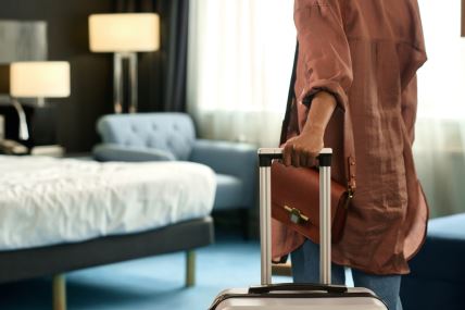 Gošća stiže u hotelsku sobu
