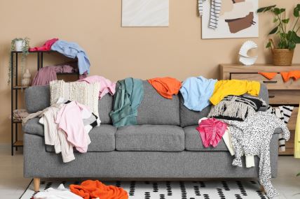 Razbacana odeća u stanu