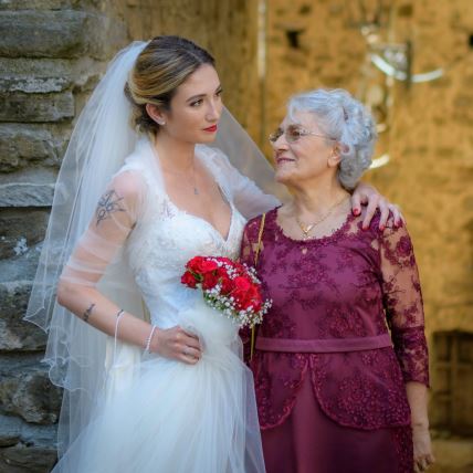 Baba na venčanju unuke